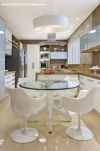 Na cozinha, o branco predomina nas cadeiras, mesa (tudo da Decorativa), luminária (Ataluz) e armários. Piso de todo social em porcelanato da Casa dos Construtores. O projeto arquitetônico é de Romeu Patriani Jr.