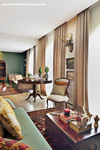 A loja encanta os clientes com seus ambientes de estar ricamente decorados