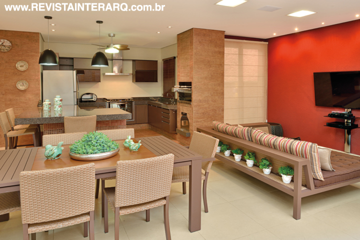 Atração da casa, o espaço gourmet é multifuncional. As bancadas em granito Marrom Café compõem com a churrasqueira revestida em porcelanato Ecowood da Portobello Shop e com as luminárias pendentes (Luminá Iluminação). 