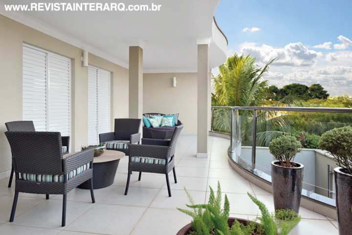 O terraço foi decorado com móveis resistentes às intempéries (todos da Copav)