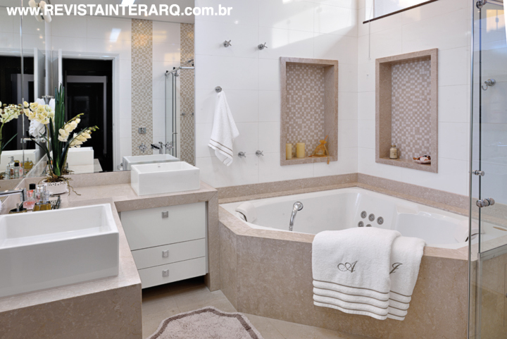O banho do casal foi revestido com porcelanato da Portobello Shop e mármore Crema Marfil