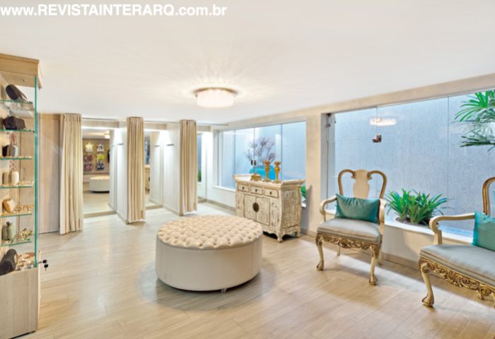 Norteado pelo pedido da cliente, este projeto ganhou elementos que garantem praticidade e beleza, como piso alemão e móveis de linhas retas - Revista InterArq | Arquitetura, Decoração, Design, Paisagismo e Lifestyle