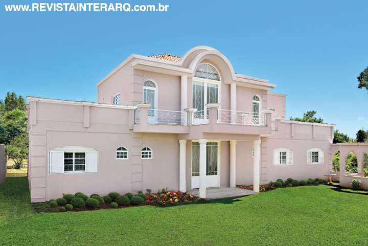 As paredes em tijolos rústicos da antiga casa foram rebocadas e pintadas com tinta acrílica chocolate