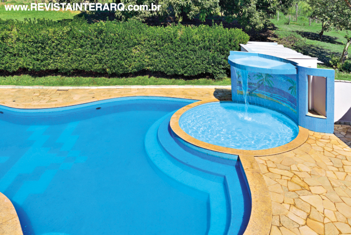 A nova piscina de linhas sinuosas e pastilhas tem cascata e Spa para a diversão