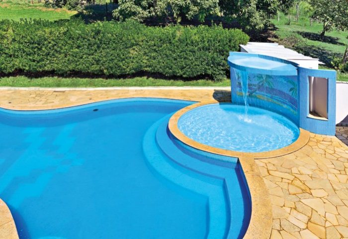 Para transformar o espaço em um complexo de festas e lazer, o profissional reformulou dois galpões, que transformaram-se em um salão com infraestrutura de buffets - Revista InterArq | Arquitetura, Decoração, Design, Paisagismo e Lifestyle