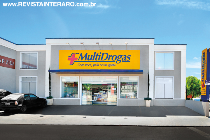 Na fachada, o estacionamento amplo é uma facilidade a mais para os clientes. Vasos com kaizucas (Spagnhol Plantas Ornamentais) emolduram a entrada