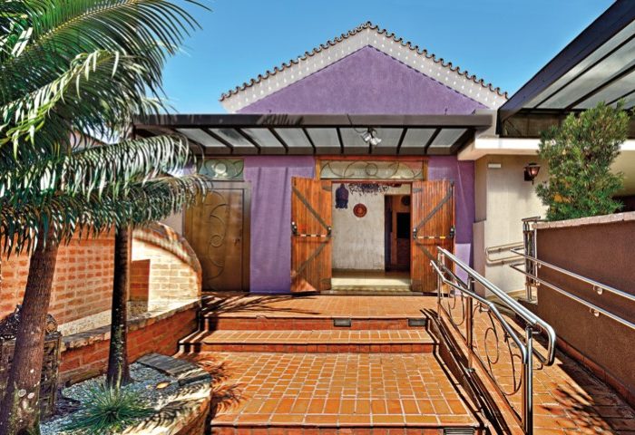Tijolos rústicos e peças de demolição foram utilizadas para fazer uma homenagem a diversas etnias neste projeto de arquitetura - Revista InterArq | Arquitetura, Decoração, Design, Paisagismo e Lifestyle