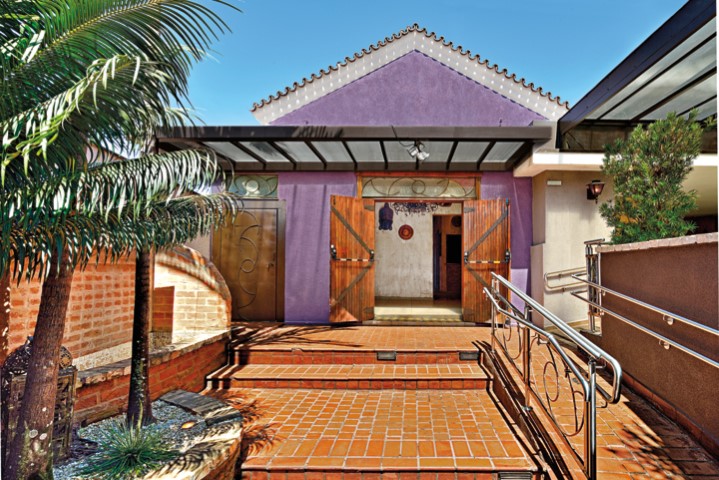Tijolos rústicos e peças de demolição foram utilizadas para fazer uma homenagem a diversas etnias neste projeto de arquitetura - Revista InterArq | Arquitetura, Decoração, Design, Paisagismo e Lifestyle