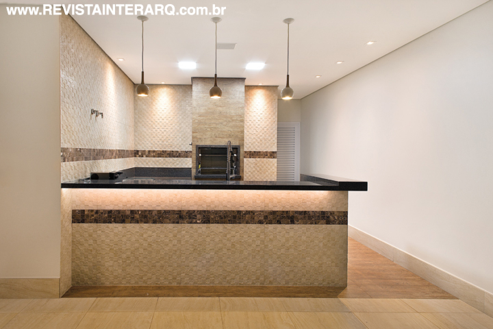 No espaço da churrasqueira, o granito Marrom Imperial (Marmoraria Exclusive) compõe com os mosaicos em mármore