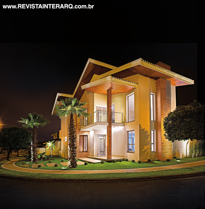 Volumes geométricos em alturas diferentes e a iluminação focal conferiram efeito cênico à fachada de esquina. Beirais e forro em madeira e pilares com revestimentos que imitam clapboards (Portobello Shop) evocam um ar mais despojado. A leveza ficou por conta da porta de vidro e guarda-corpo com acabamento em alumínio. A pintura é da Tintas e Texturas Maggicor
