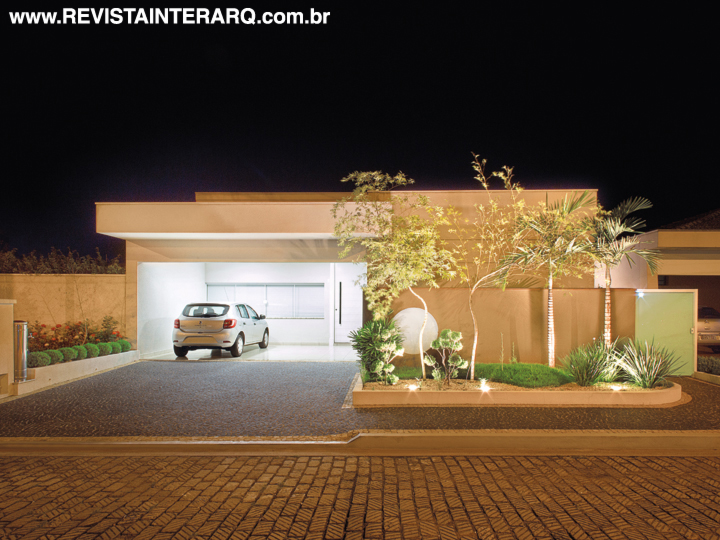 O novo layout da fachada inseriu formas orgânicas na arquitetura e no jardim com bambus-mossô. Toda a iluminação técnica é da Luminá Iluminação. O projeto arquitetônico original é de Sérgio Luís Barbin