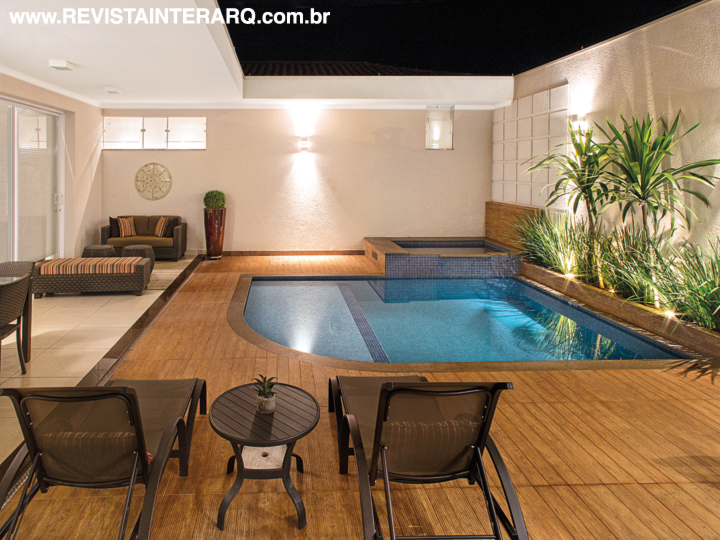 O mobiliário da Copav ambienta a área externa. Ao lado da piscina, o Spa e bica d’água foram pedidos dos moradores