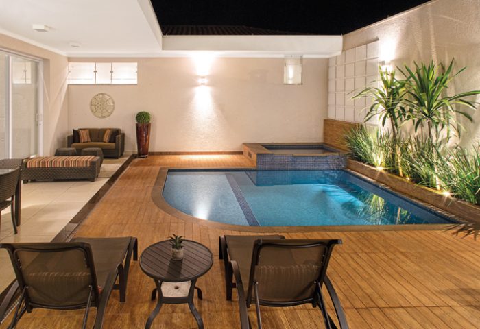 Para trazer um ar moderno a morada, a fachada foi remodelada e os ambientes foram projetados com foco no aconchego e fluidez - Revista InterArq | Arquitetura, Decoração, Design, Paisagismo e Lifestyle