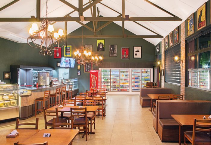 Despojado, o projeto de arquitetura e de interiores deste restaurante apostou em elementos que fazem alusão aos pubs irlandeses - Revista InterArq | Arquitetura, Decoração, Design, Paisagismo e Lifestyle