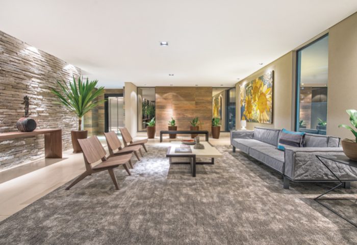 Desenvolvido a partir da definição de um mobiliário de design brasileiro de alto padrão, este projeto imprimiu uma personalidade cosmopolita e aconchegante - Revista InterArq | Arquitetura, Decoração, Design, Paisagismo e Lifestyle