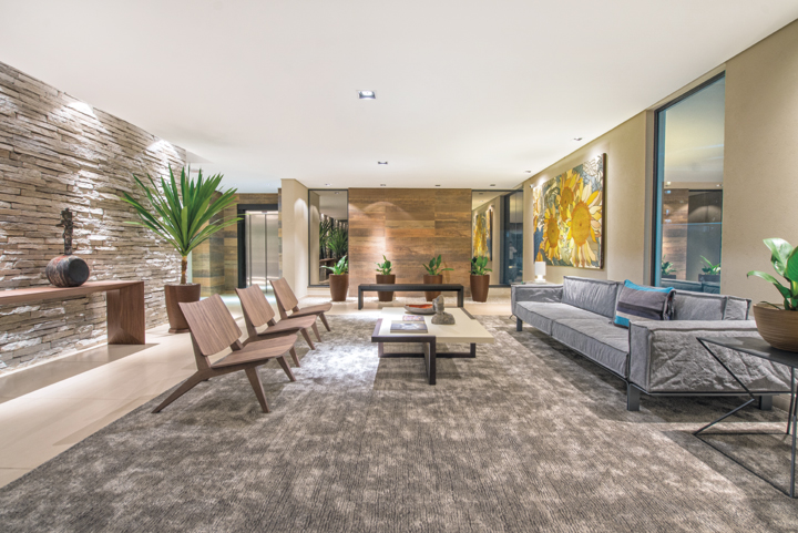 Desenvolvido a partir da definição de um mobiliário de design brasileiro de alto padrão, este projeto imprimiu uma personalidade cosmopolita e aconchegante - Revista InterArq | Arquitetura, Decoração, Design, Paisagismo e Lifestyle