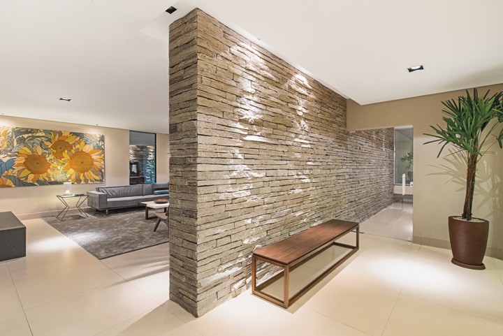 Para o piso, foi escolhido o porcelanato cru, com o mesmo tom da textura da parede (Decorcril)