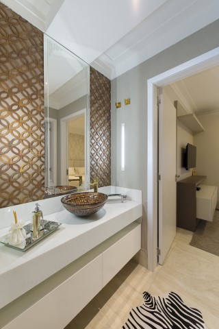 o painel da Mosarte empresta sua elegância ao banho, com bancada em Nanoglass branco (Petra Marmoraria) e gabinete da Martinelli Cia. Moveleira