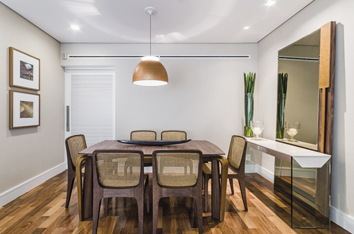 No jantar, as cadeiras do designer Jader Almeida e as peças espelhadas resultaram em uma composição atemporal