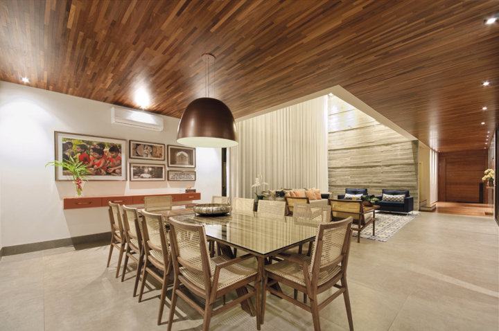 A composição de elementos e a paleta colorida destacam este projeto - Revista InterArq | Arquitetura, Decoração, Design, Paisagismo e Lifestyle