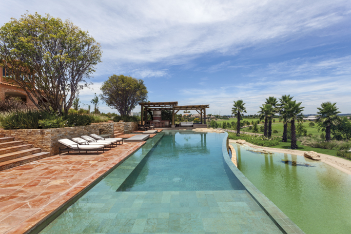 O profissional apostou em um paisagismo que traz frescor e sombra - Revista InterArq | Arquitetura, Decoração, Design, Paisagismo e Lifestyle