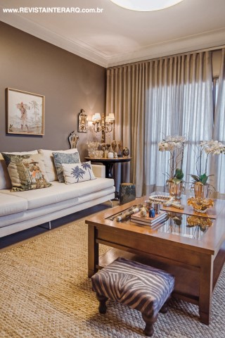 Cortinas em linho cru vestem o estar, ambientado com obras de arte de Elisa Lobo, tapete de sisal, arranjos de flores (Vitória Régia) e Muranos (Très Chic)