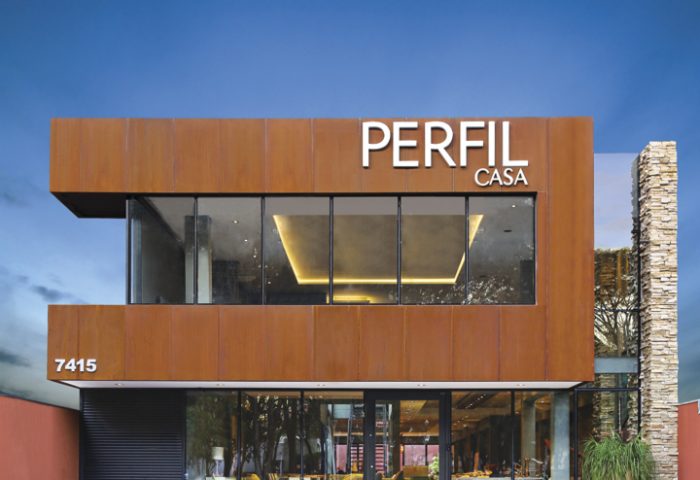 O principal desafio no projeto desta loja de 1800 m² foi criar um visual externo arrojado e um showroom elegante e discreto - Revista InterArq | Arquitetura, Decoração, Design, Paisagismo e Lifestyle