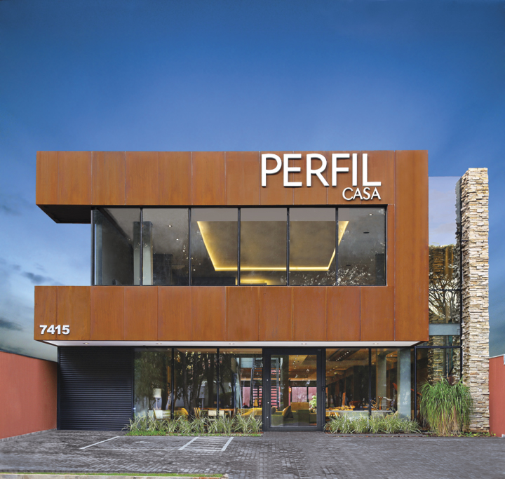 O principal desafio no projeto desta loja de 1800 m² foi criar um visual externo arrojado e um showroom elegante e discreto - Revista InterArq | Arquitetura, Decoração, Design, Paisagismo e Lifestyle