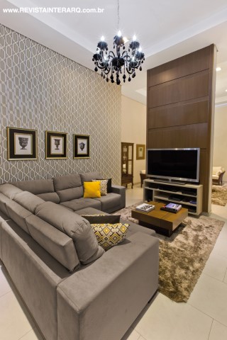 O projeto do home theater partiu dos tons de cinza e de ambiente com ares masculinos. O sofá em “L” (Center Móveis) e o tapete acentuam o conforto