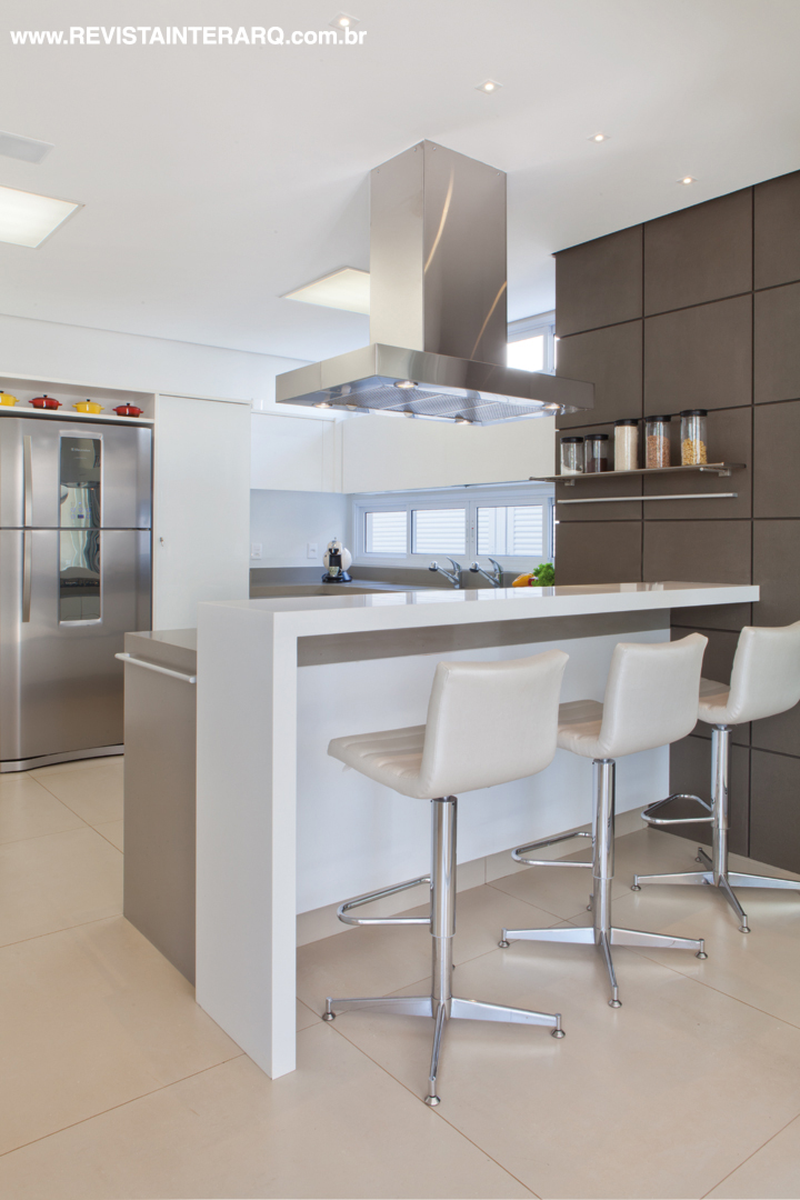 Cozinha com bancada em Corian nas cores branca e concreto