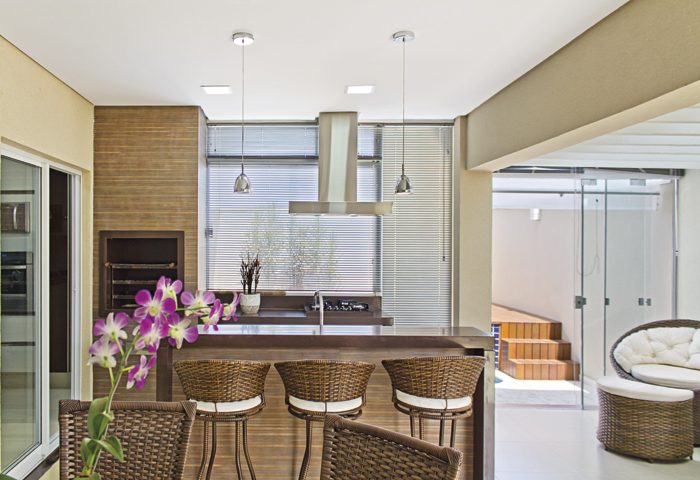 Como o conceito deste projeto era integração, a arquiteta criou painéis de vidro que integram a vista e aumentam a iluminação natural - Revista InterArq | Arquitetura, Decoração, Design, Paisagismo e Lifestyle