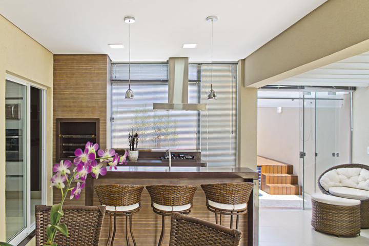 Como o conceito deste projeto era integração, a arquiteta criou painéis de vidro que integram a vista e aumentam a iluminação natural - Revista InterArq | Arquitetura, Decoração, Design, Paisagismo e Lifestyle