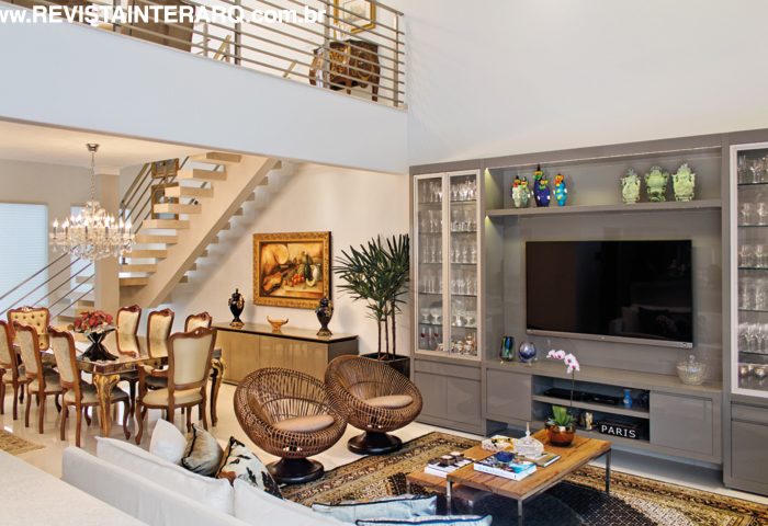 Neste projeto de interiores, as profissionais Sandra Bergo e Roberta Bergo utilizaram papéis de paredes elegantes e um mobiliário contemporâneo - Revista InterArq | Arquitetura, Decoração, Design, Paisagismo e Lifestyle