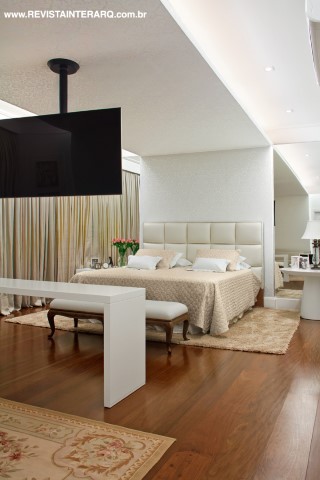 No quarto do filho, a bancada em laca branca e couro preto, pespontado em linha na cor cru, assim como a cabeceira da cama, foram executados pela Roso Móveis. A cortina em gaze de linho é do Paraíso dos Carpetes