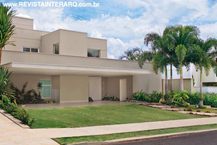 Revestida com textura cristal clara (Dantecolor), a fachada exibe jogo de volumes e esquadrias brancas (Votu-Box). A porta de entrada laqueada de branco é da Portas Bela Vista