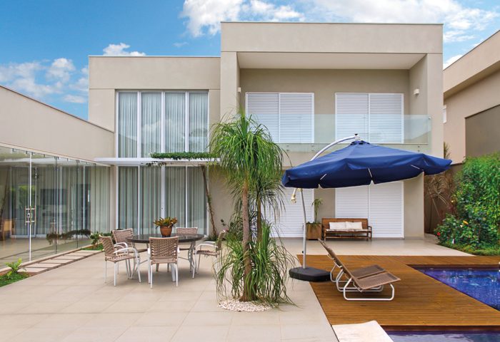 Com grandes medidas, o terreno deu liberdade para criar um projeto com espaços generoso e painéis envidraçados - Revista InterArq | Arquitetura, Decoração, Design, Paisagismo e Lifestyle