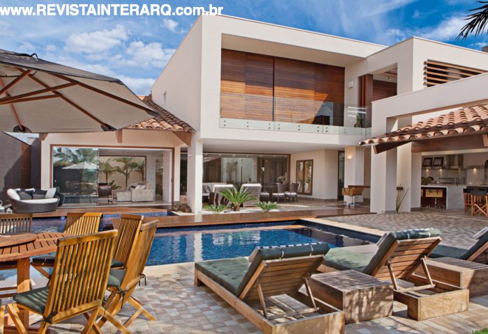 Amplo e com dois pavimentos, este lar tem como destaque sua integração ao lazer como uma forma de estímulo ao convívio familiar - Revista InterArq | Arquitetura, Decoração, Design, Paisagismo e Lifestyle