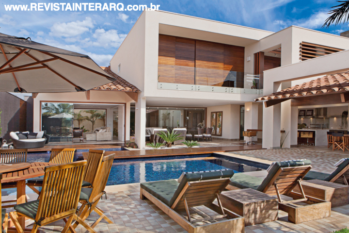 Amplo e com dois pavimentos, este lar tem como destaque sua integração ao lazer como uma forma de estímulo ao convívio familiar - Revista InterArq | Arquitetura, Decoração, Design, Paisagismo e Lifestyle