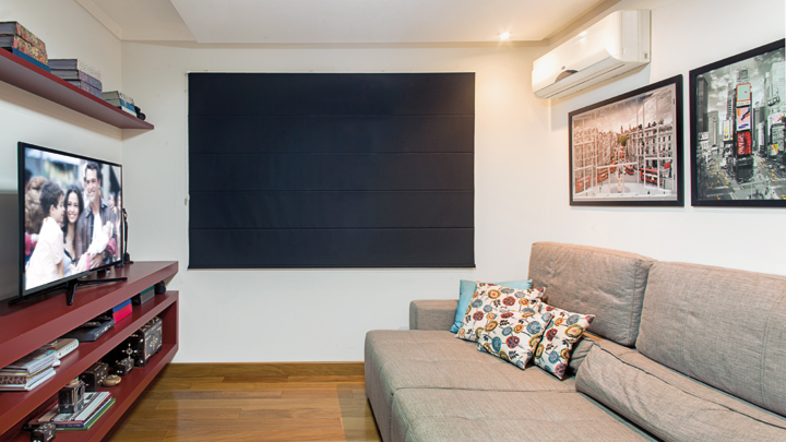 A persiana blackout (Magnificat) e o sofá com chaise garantem o clima de cinema do home theater quando desejado