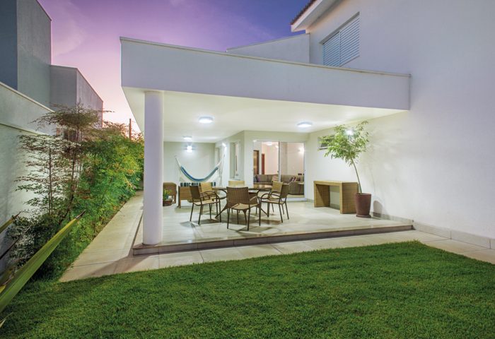 Guiada pelo estilo de vida dos clientes, a arquiteta optou por ambientes com base neutra e elegante para exibir as peças de coleção dos moradores - Revista InterArq | Arquitetura, Decoração, Design, Paisagismo e Lifestyle