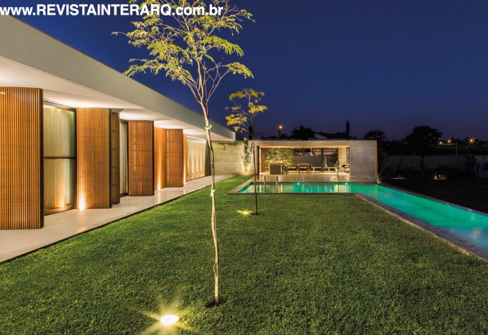Um espaço convidativo e integrado ao entorno foi o partido deste projeto - Revista InterArq | Arquitetura, Decoração, Design, Paisagismo e Lifestyle