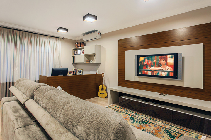 O home theater e office traz luminárias modernas, cortinas da Magnificat e móveis planejados da MMP Movelaria