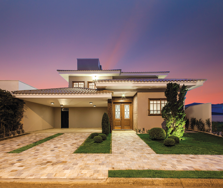 Idealizada para um casal que recebe filhos e netos com frequência, as áreas de convívio foram prioridade neste projeto - Revista InterArq | Arquitetura, Decoração, Design, Paisagismo e Lifestyle