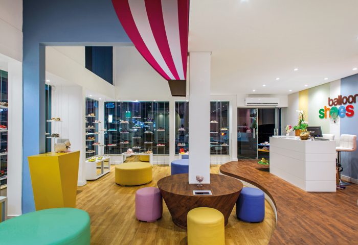 Com tema inspirado em balões, a arquiteta trabalhou com formas sinuosas, cores alegres e soluções divertidas neste projeto de interiores de uma loja infantil - Revista InterArq | Arquitetura, Decoração, Design, Paisagismo e Lifestyle