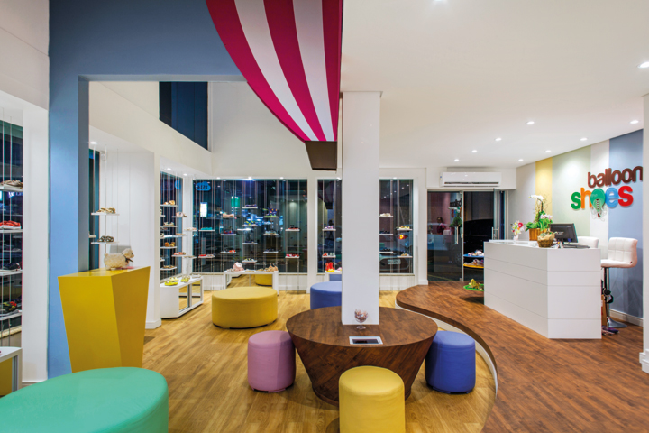 Com tema inspirado em balões, a arquiteta trabalhou com formas sinuosas, cores alegres e soluções divertidas neste projeto de interiores de uma loja infantil - Revista InterArq | Arquitetura, Decoração, Design, Paisagismo e Lifestyle