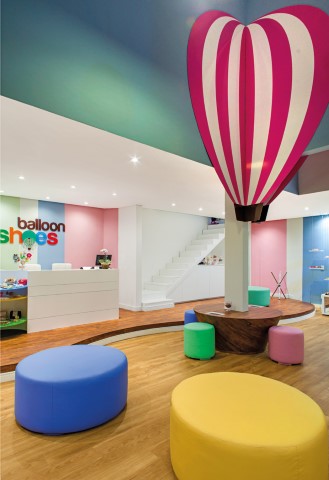 A iluminação pontual finaliza o décor com sofisticação. Ana Paula Japur assina a arquitetura, interiores e a execução desta obra