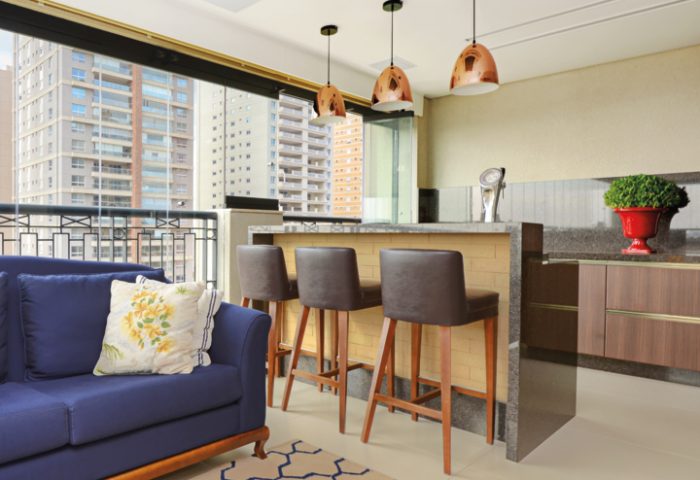 Para um cotidiano agradável, o profissional Alessandro da Matta apostou em uma paleta clara e mix de materiais - Revista InterArq | Arquitetura, Decoração, Design, Paisagismo e Lifestyle