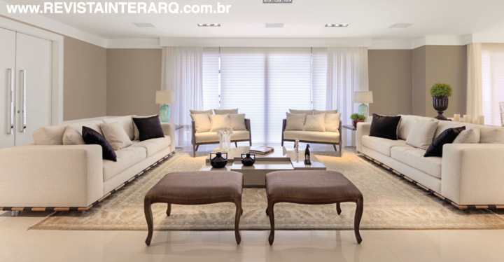 No living suave, descansam sofás revestidos em linho, poltronas da Artefacto (UneRobusti) e mesa em laca fendi sobre o tapete Ziegler (Bidjar Tapetes). As persianas translúcidas transmitem leveza e elegância. A iluminação pontual ficou a cargo da Luminá Iluminação. Cortinas da ACB Casa e piso em porcelanato da Portobello Shop