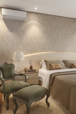 A cabeceira da cama em seda foi desenhada pelo escritório e contracena com a suavidade do papel de parede