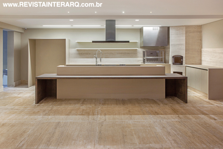 Os profissionais somaram a resistente lâmina porcelânica que imita o aço corten à bancada em mármore (Marmoraria Alvorada) do espaço gourmet. Os armários são da Ornare e a coifa e churrasqueira são da Elettromec